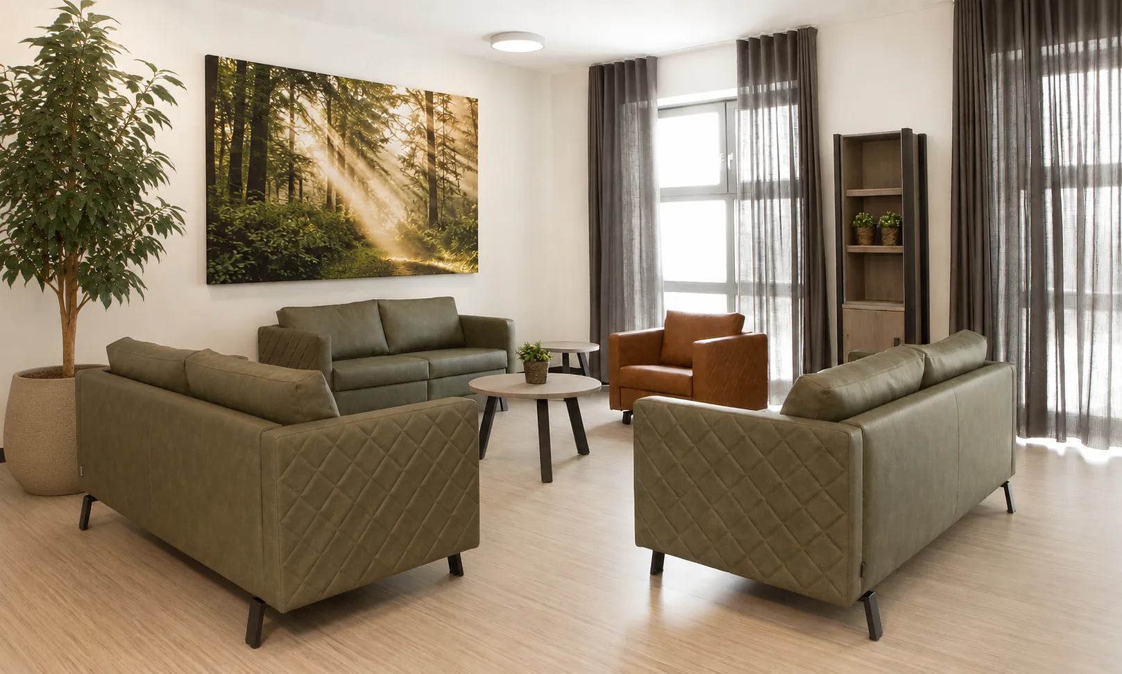 Huiskamer met groene banken bij Prinsenstichting