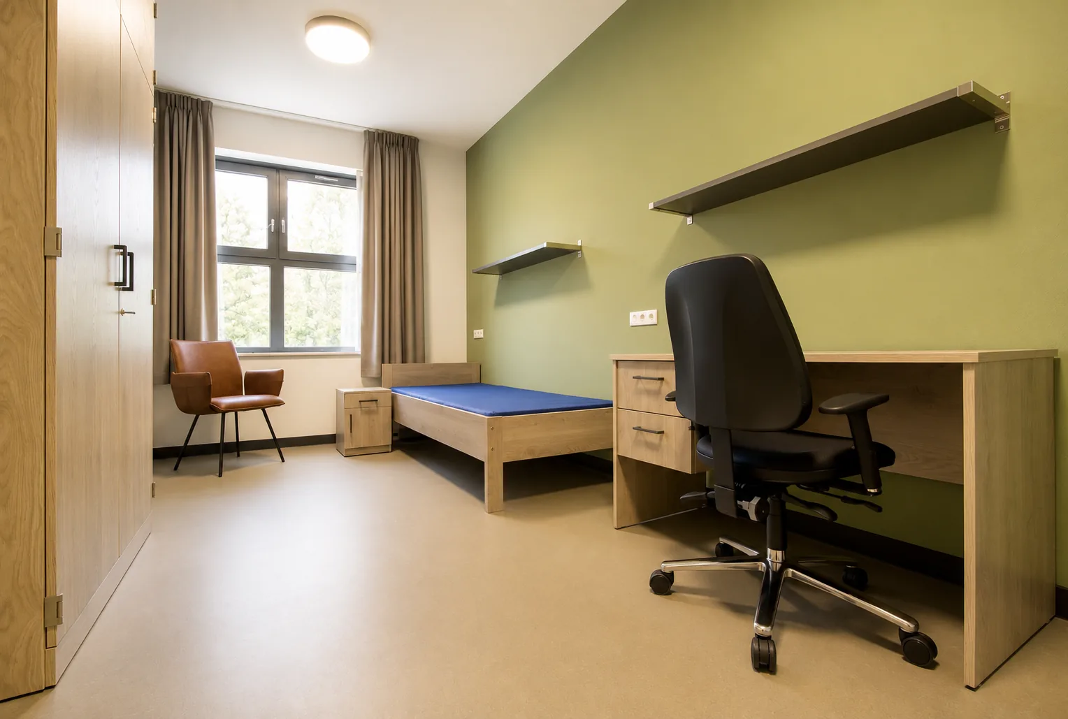 Bewonerskamer met bureau en bed