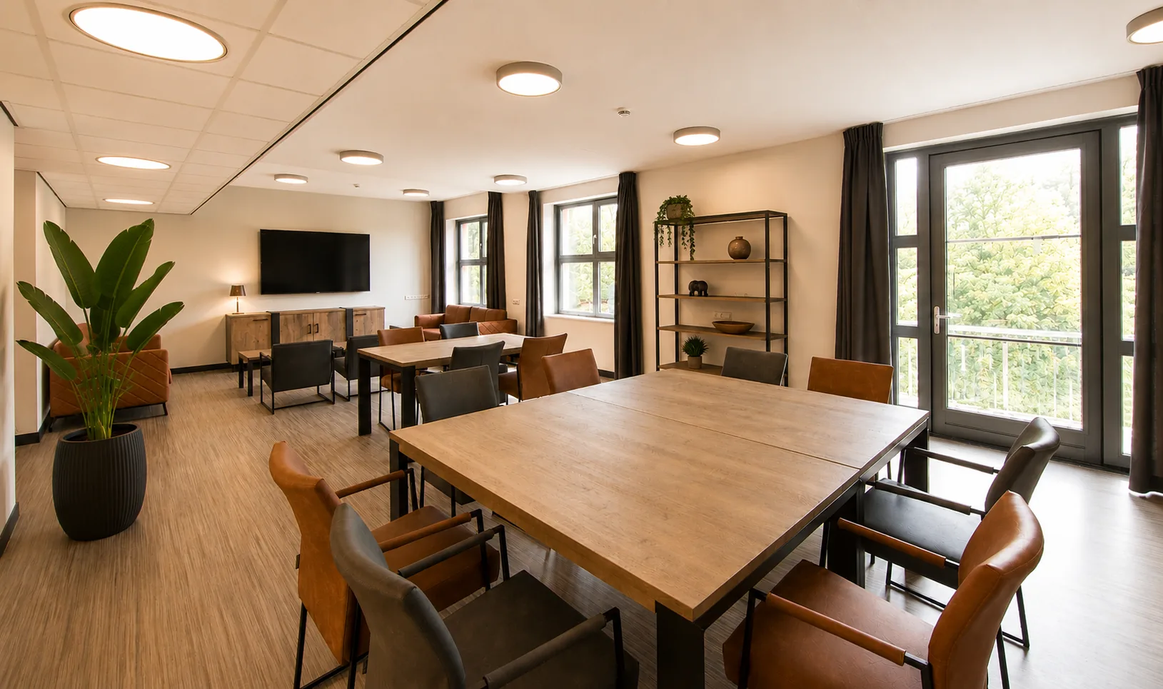 Lange eettafel met stoelen bij Prinsenstichting