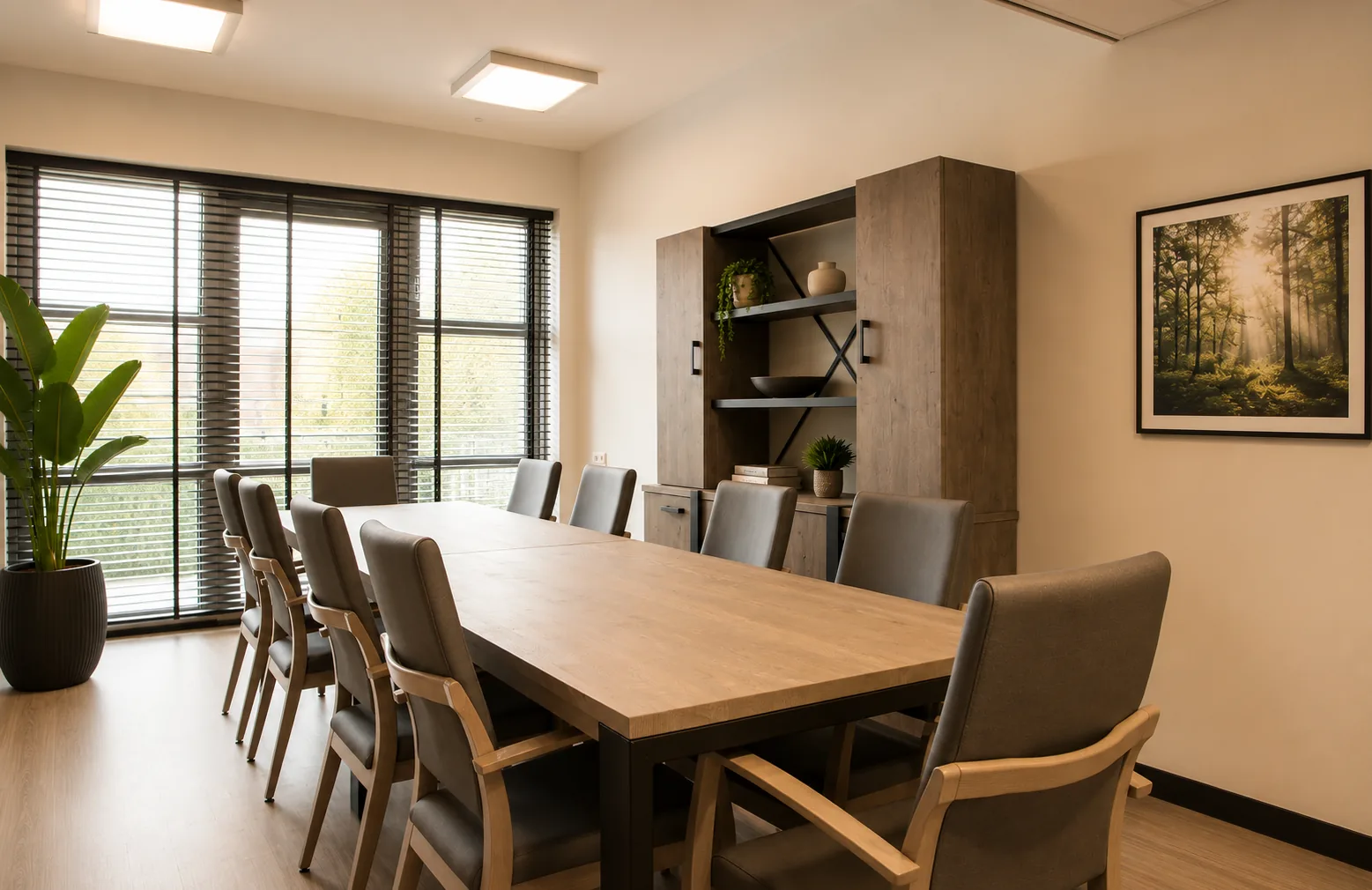 Vergaderruimte met lange tafel en kasten