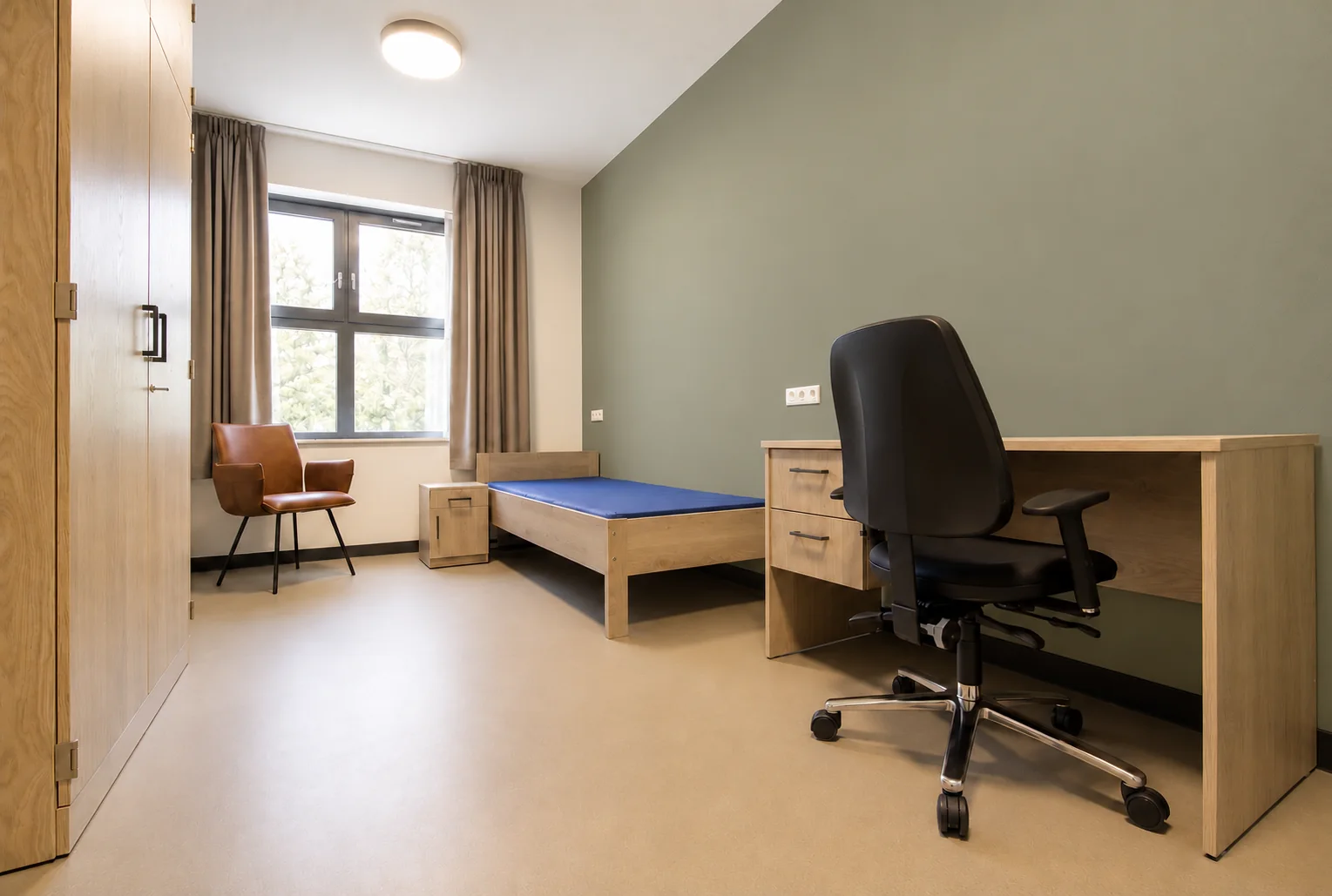 Cliëntkamer met bed, nachtkast, kledingkast, bureau en bureaustoel