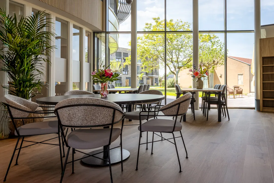 Woonkeuken met ronde tafels en bloemen