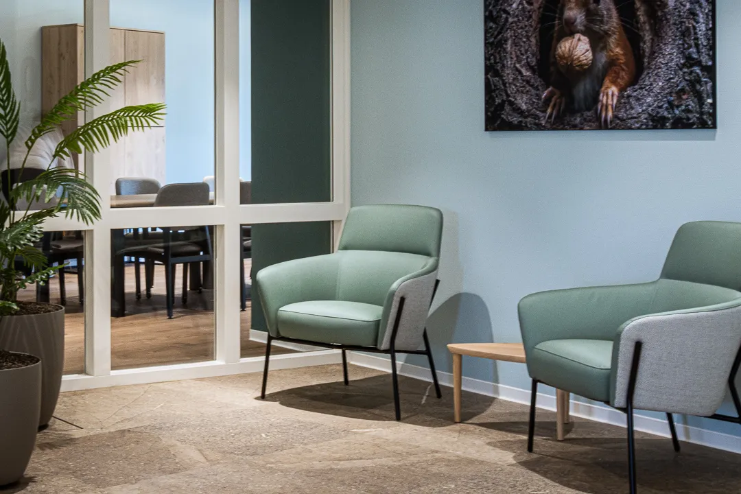 Groene fauteuils in een zithoek van De Bettekamp
