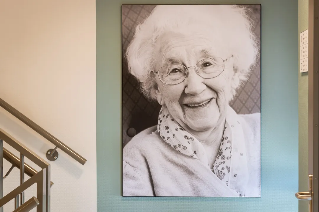 Portret aan de wand bij het trappenhuis